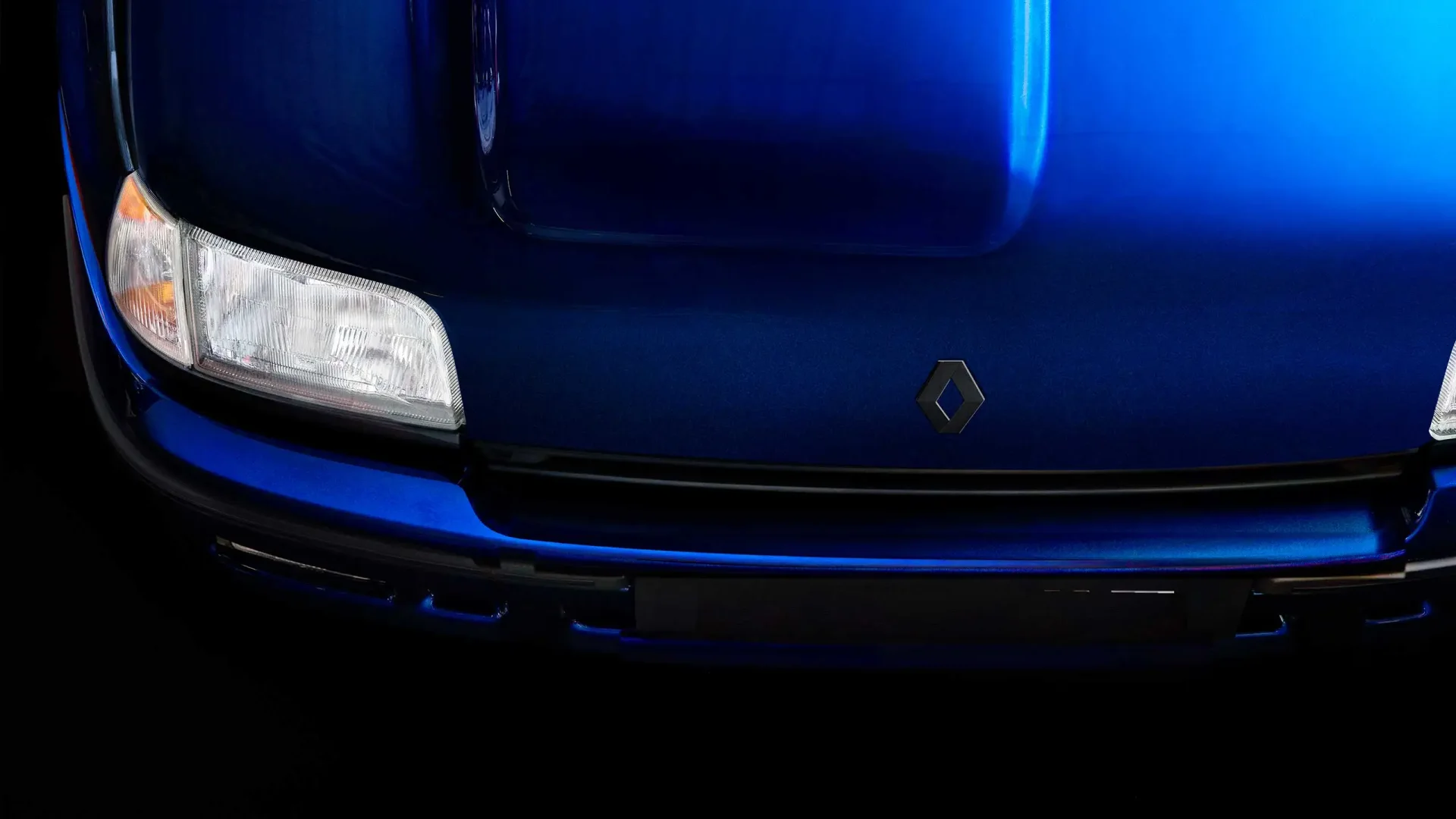 Mavi Renault Clio’nun ön gövdesi ve far detayı