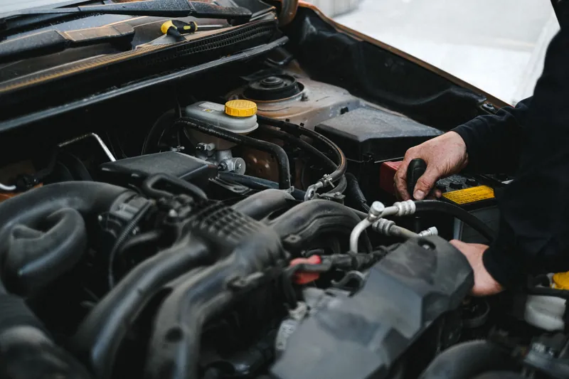 Motor bölümünde el aletiyle yapılan bakım çalışmasını temsil eden fotoğraf