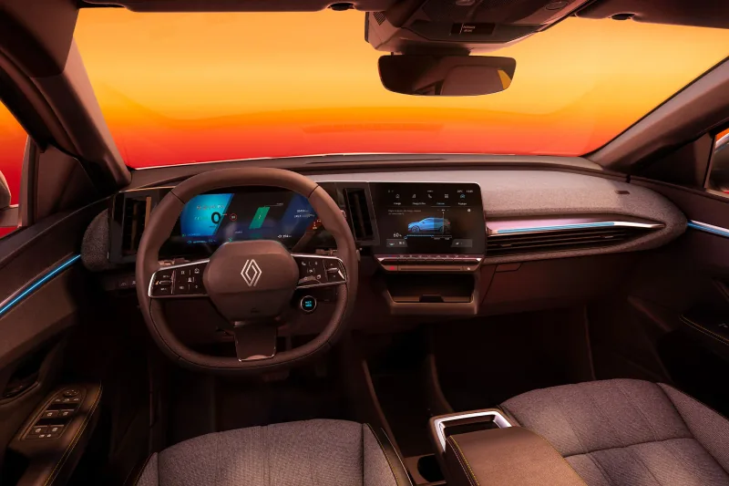 Renault openR link ekranı ve dijital gösterge panelinin yer aldığı araç içi