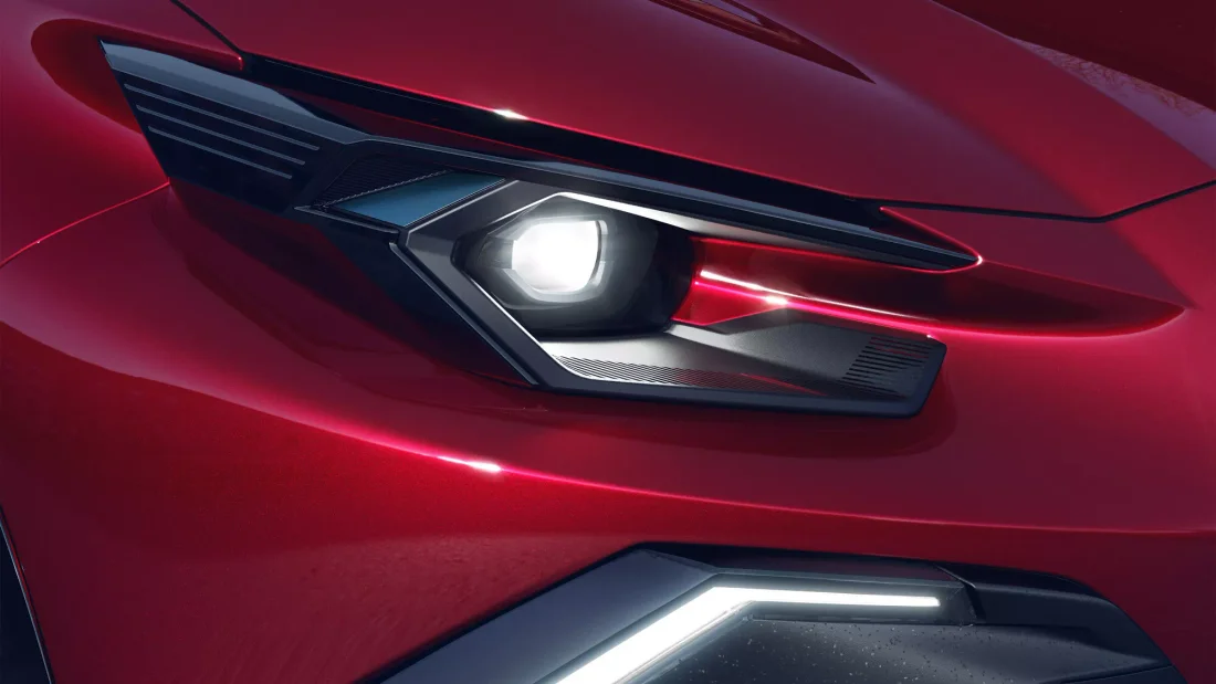 Renault Clio’nun farı ve kırmızı gövdesinden bir detay